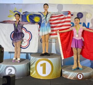 中級少年女子組季軍岑依霖(右)